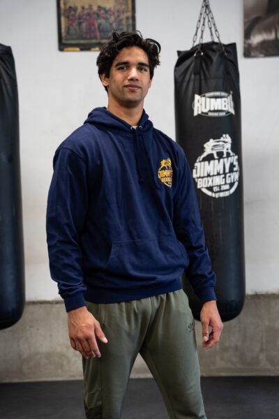 Navy hoodie met geborduurd logo - Afbeelding 3