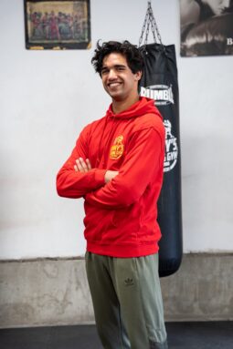 Rode hoodie met geborduurd logo