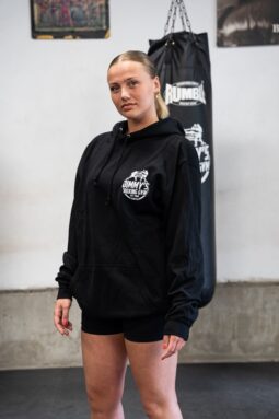 Zwarte hoodie met geborduurd logo